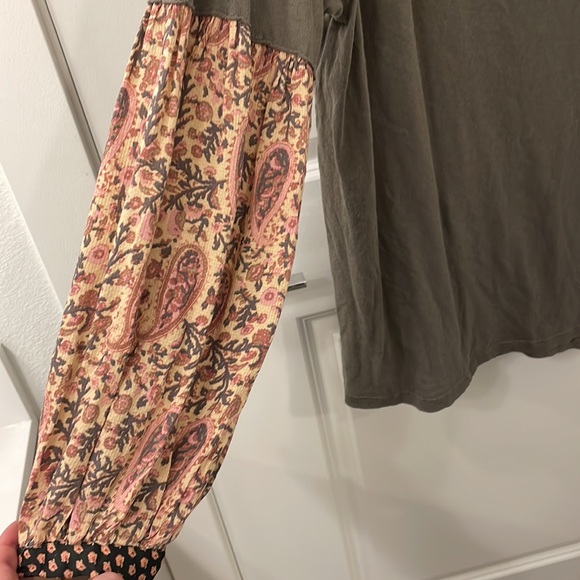Tunic with t-shirt style and flowy printed sleeves. - Picture 2 of 4